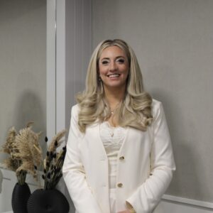 Eefje | Specialist in haarwerken & extensions – Persoonlijk maatwerk bij Hairnation Eefje – Haarwerkspecialist & hairextension artist bij Hairnation