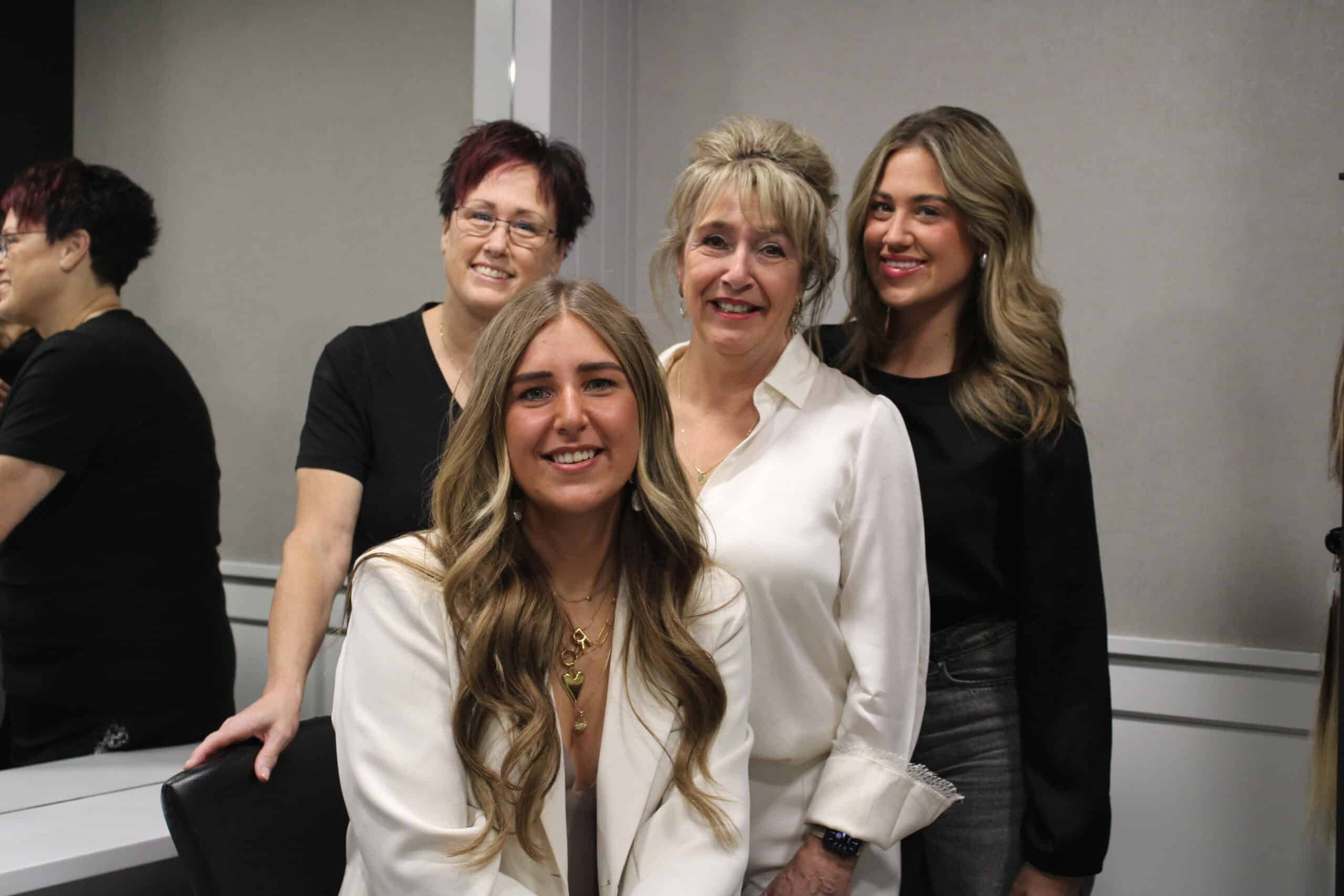 Marleen van Hairnation samen met klanten die hun haarverhaal delen